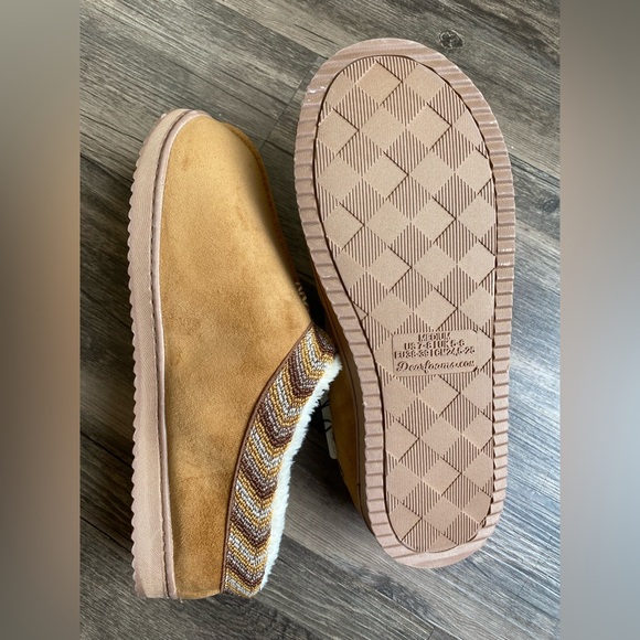 NWT Dearfoams Women’s Brown Slippers Size 7 - Picture 3 of 3